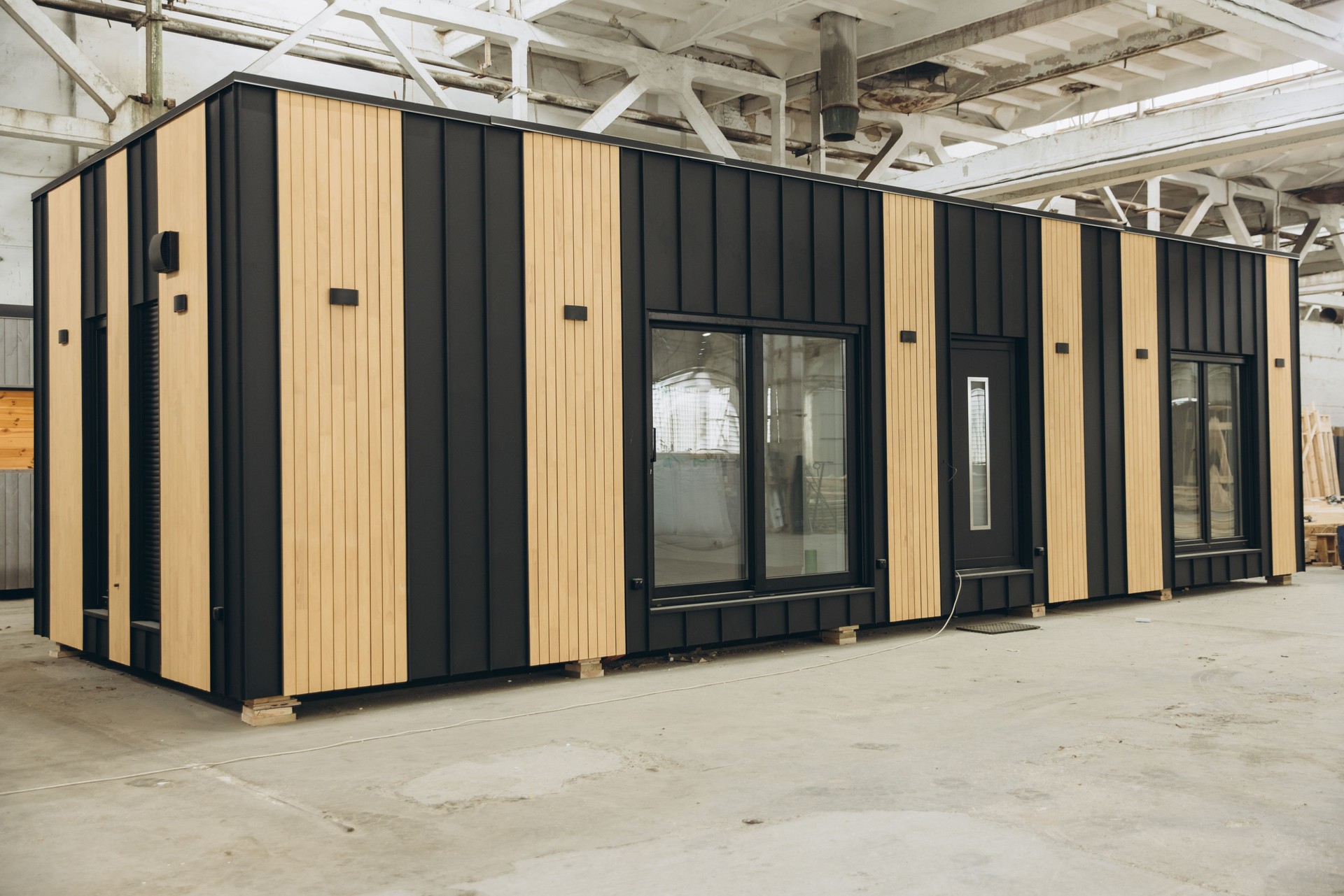 Edificio modular en construcción en una gran nave industrial